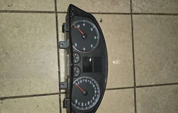 Volkswagen Golf V Speedometer (instrument cluster) 1K0920851H V0021000 VWZ7Z0E1435056