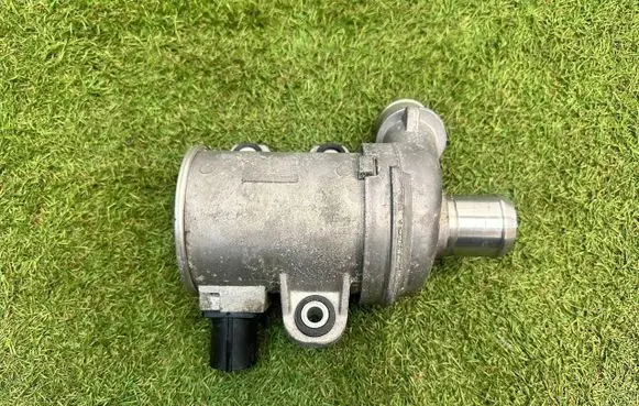 Ford Kuga III Water pump LX6E8501AA