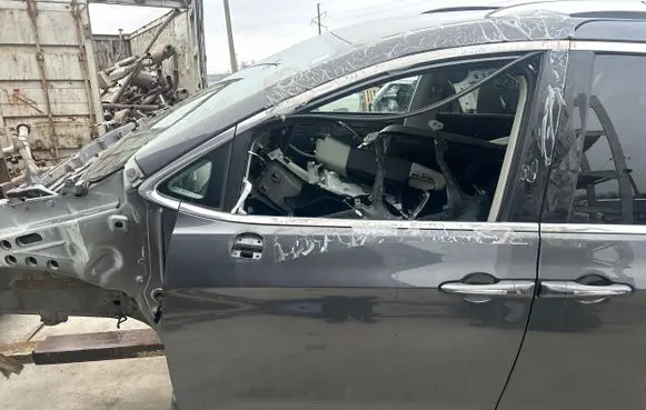Chrysler Pacifica Front door