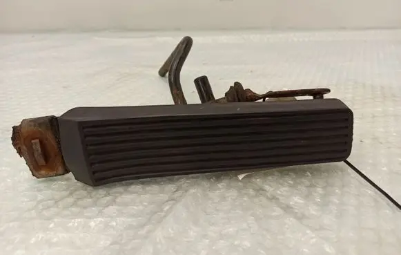 Mercedes-Benz E W123 Accelerator throttle pedal 1233010082