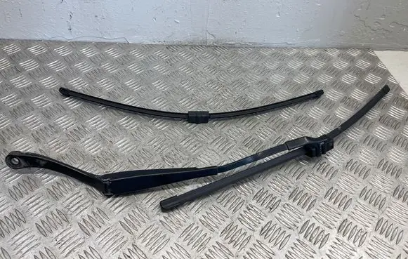Mercedes-Benz C W204 Front wiper blade arm 3392125811