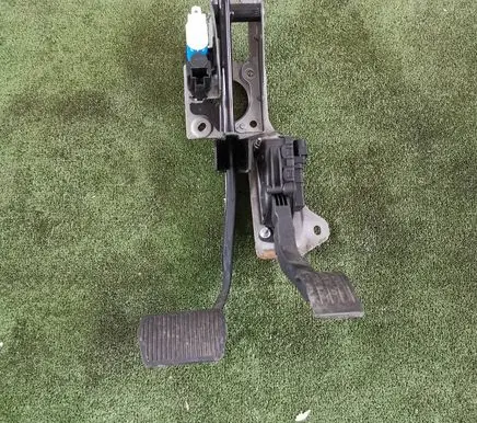 Ford C-MAX I Accelerator throttle pedal 3M519F836CF 3M512467BP