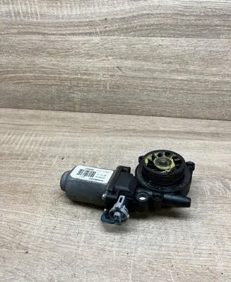 Nissan Almera N16 Front door window regulator motor 400601