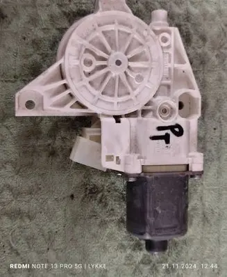 Mercedes-Benz C AMG W204 Rear door window regulator motor A2048200642 961108100 0130822504