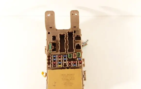 Toyota Corolla E120 E130 Fuse module 8264113040 2323000231 9098702020