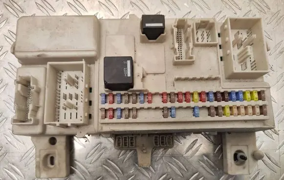 Volvo V50 Fuse box set 31296881 5A15A10A 519096911