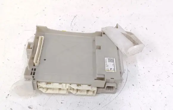 Toyota Prius+ (ZVW40) Fuse module 8273047420A