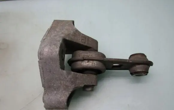 Nissan X-Trail T32 Engine mounting bracket