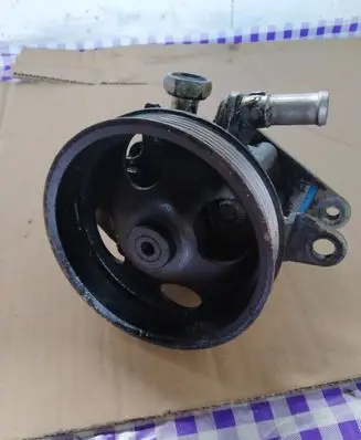 Nissan X-Trail T30 Power steering pump 29284520 8H305