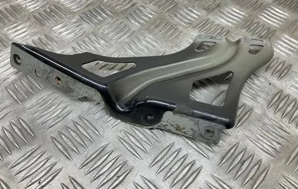 Audi Q3 8U Fender mounting bracket 8U0821136