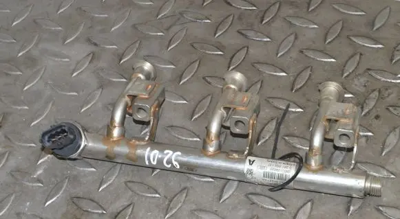 Ford Focus Fuel main line pipe DM5G9H487AA BM5G9F972BA