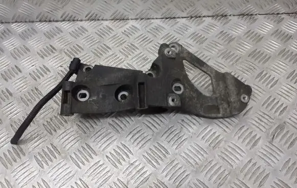 Nissan Micra Engine mounting bracket