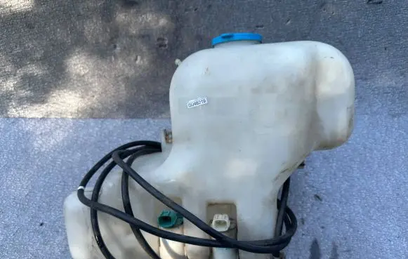 Nissan Patrol Y61 Windshield washer fluid reservoir/tank 28910VD300 28920AR000 28920CD000