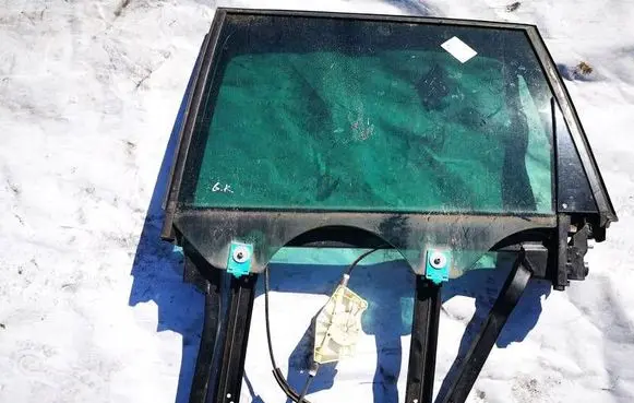 Volkswagen Touareg I Rear door window/glass frame 7L0839461D