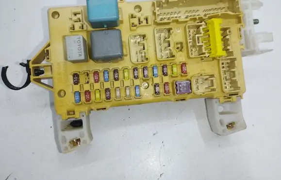 Toyota Corolla Verso AR10 Fuse module 892210F010 5330481389 04081708442802