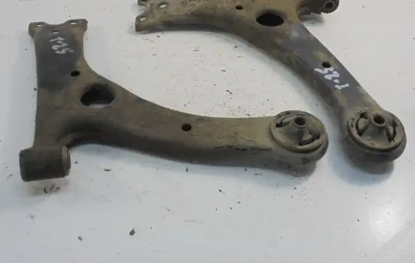 Toyota Avensis Verso Front lower control arm/wishbone 