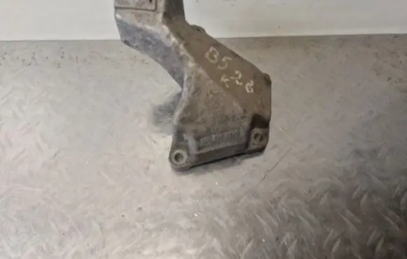 Volkswagen PASSAT B5.5 Engine mounting bracket 8D0199307G