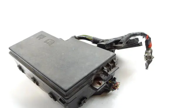 Ford Focus Fuse module 5B0010107 042524 AV6T14A067AB