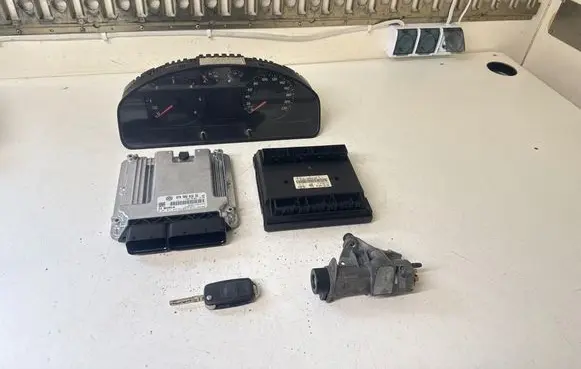 Volkswagen Transporter - Caravelle T5 Engine ECU kit and lock set 070906016DS 1039S23744 0281014252
