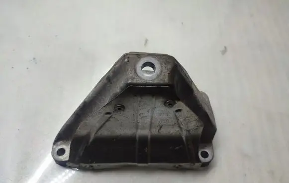 BMW 5 E60 E61 Engine mounting bracket 8777628