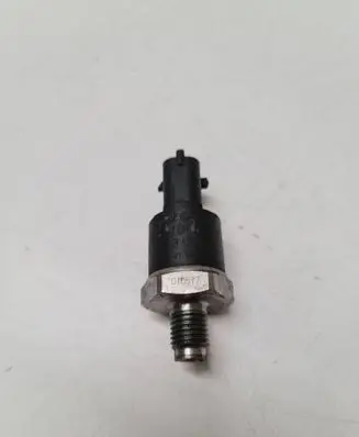BMW 5 E39 Fuel pressure sensor 0281002475 186130040