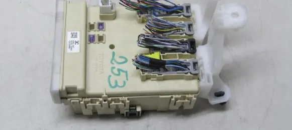 Toyota Auris E180 Fuse module 8273012X80A