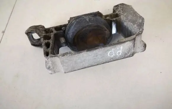 Engine mounting bracket