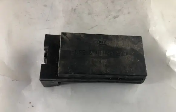 KIA Sorento Fuse box cover