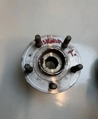 Opel Insignia A Rear wheel hub 86757