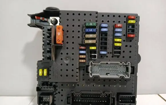 Volvo XC90 Fuse module 30728512 05W393 28017881