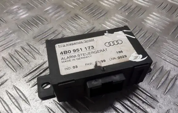 Audi A4 S4 B5 8D Alarm control unit/module 4B0951173 748010101
