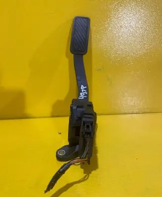 Accelerator throttle pedal