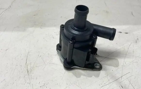 Volvo V40 Water pump 31338211 704773000