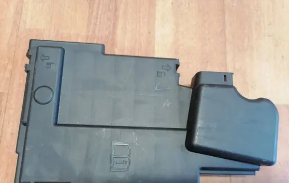 Opel Astra K Fuse box cover 39012684