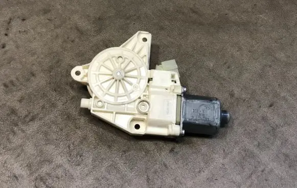 Mercedes-Benz C W204 Front door window regulator motor A2048200142
