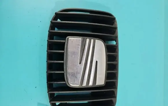 Seat Toledo II (1M) Front bumper upper radiator grill 1M0853651F IMPRK1385645