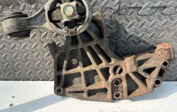 Nissan X-Trail T31 Engine mounting bracket 11350JD000
