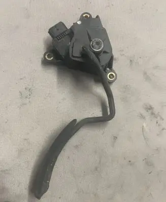 Accelerator throttle pedal