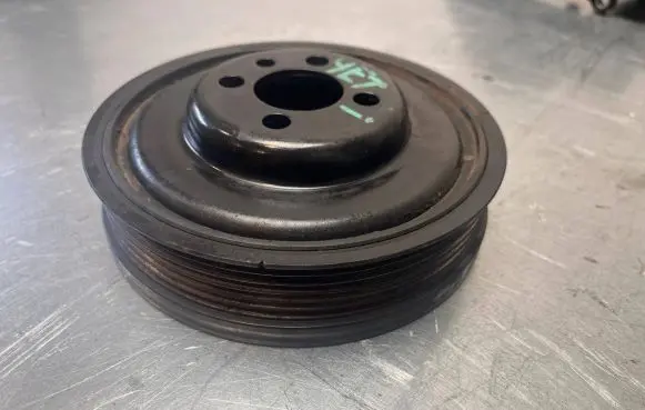 Volkswagen Jetta VI Crankshaft pulley 038105243M