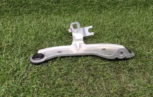 BMW 5 G30 G31 G38 Radiator mount bracket 7357220 17023810