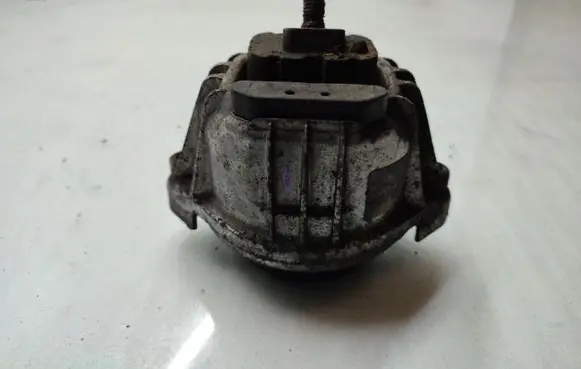 BMW 1 E81 E87 Engine mount bracket