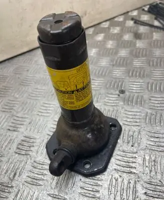 Toyota Land Cruiser (J120) Lift Jack