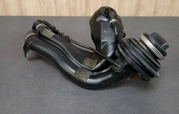 Mercedes-Benz CLK A209 C209 Fuel tank filler neck pipe A2094700820 2094700820