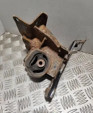 Toyota Yaris Engine mount bracket 123720N010