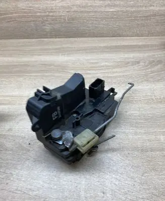 Opel Vectra C Front door lock 24447340