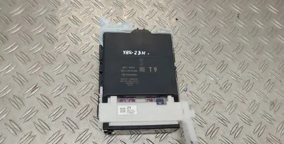 Toyota Yaris XP210 Fuse module 8273052T10 63572129