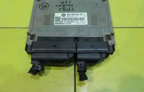 Volkswagen Touran I Engine control unit/module 06A906033GD