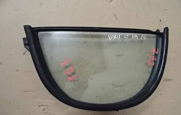 Toyota Yaris Front vent window/glass (coupe) 