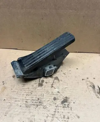 Mercedes-Benz C W204 Accelerator throttle pedal A2043000004