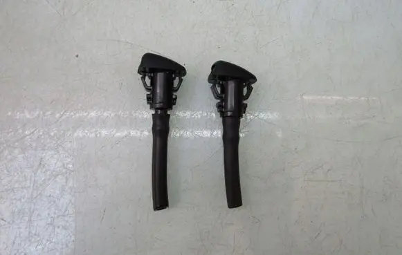 Hyundai Kona I Windshield washer spray nozzle 